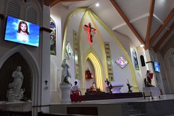 LED màn hình được trang bị trong nhà thờ giúp giới thiệu hình ảnh nhà thờ đến với khách tham quan